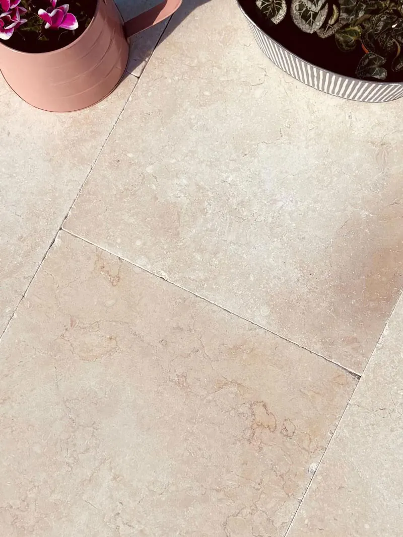 Piso em placas de Travertino Egípcio com variações naturais de tonalidade