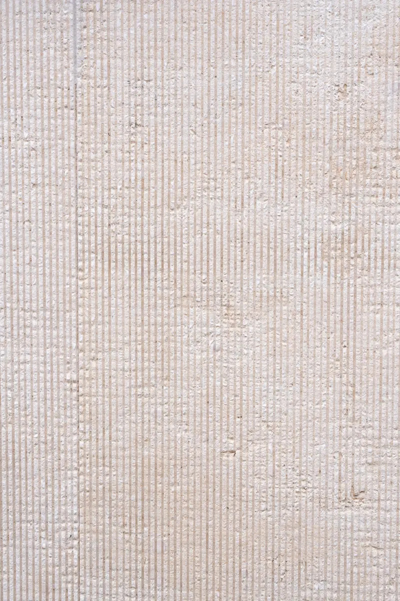 Detalhe frontal das linhas verticais do Travertino Egípcio Rizzo